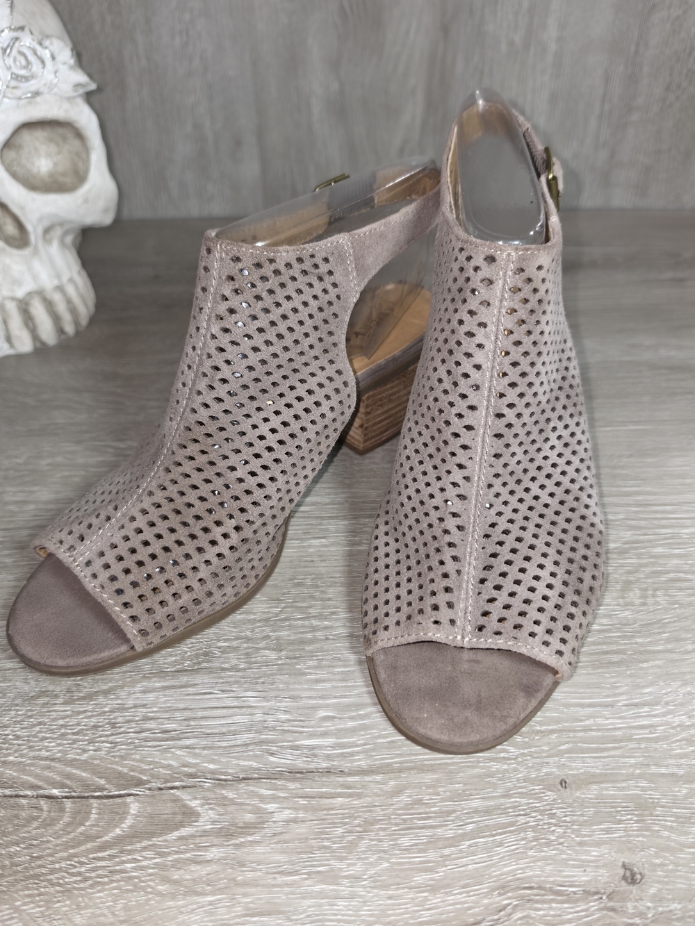 Lucky Brand Bertel Perforated Block Heel Sandals Tan Suede Open Toe Womens 10